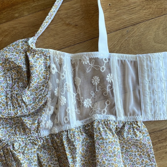 Dainty flower and lace coreset top - Picture 3 of 6